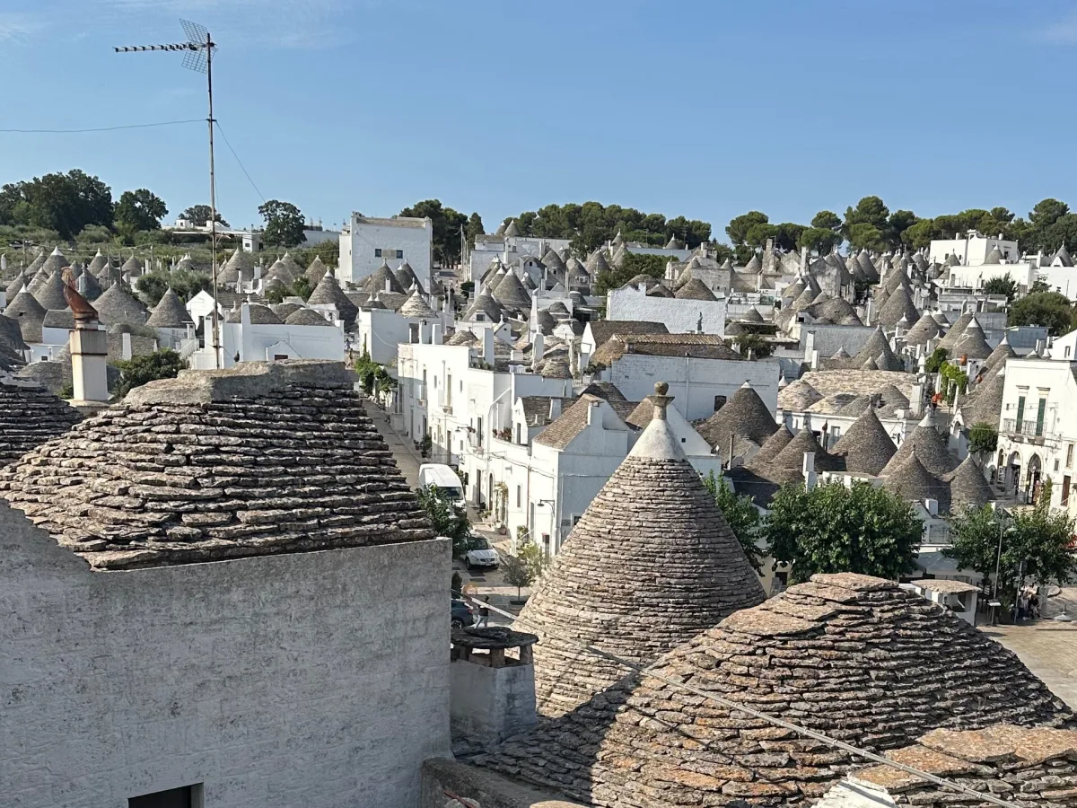 Come visitare Alberobello in un giorno: itinerario a piedi