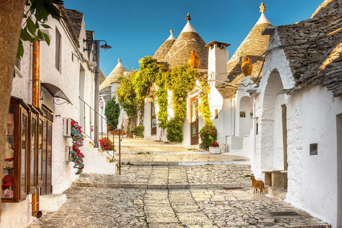 Bambini che partecipano a un laboratorio creativo all'interno di un trullo ad Alberobello, atmosfera gioiosa